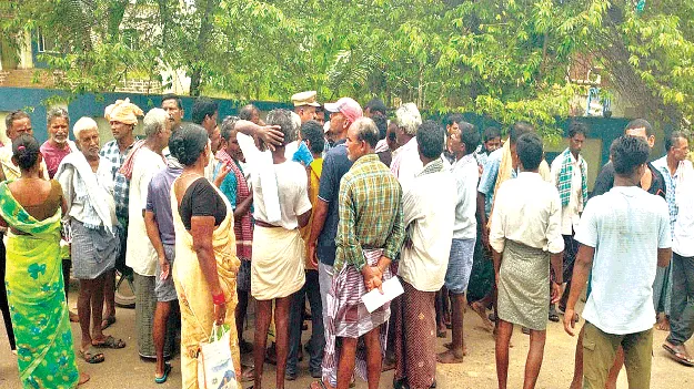  యూరియా కోసం రైతుల నిరసన