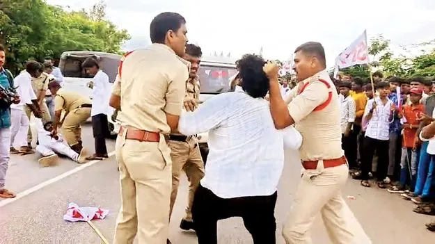 వైద్య కళాశాల వద్ద ఉద్రిక్తత