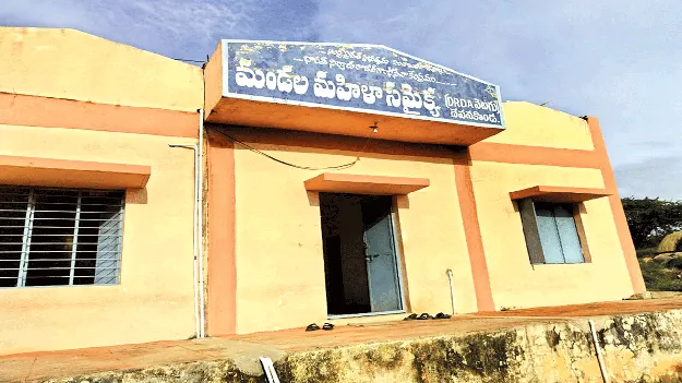  వెలుగులో చీకట్లు 