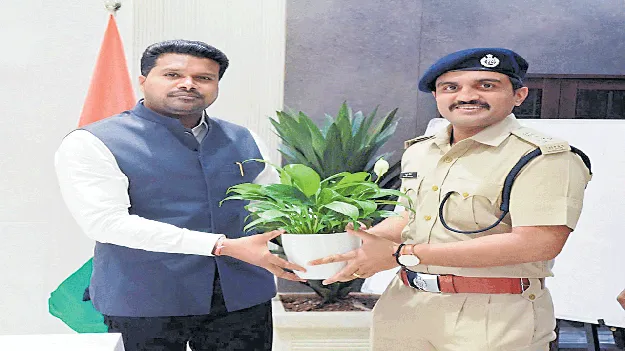 జిల్లా కలెక్టర్‌ను కలిసిన ఎస్పీ