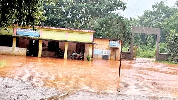 Schools problems: వర్షపునీరు.. నిల‘బడి’