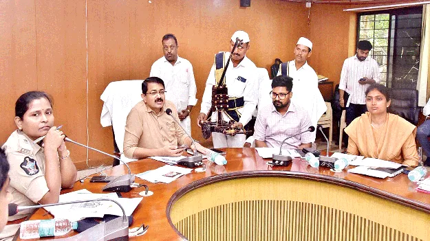 The festive spirit should be reflected. పండగ శోభ ప్రతిబింబించాలి