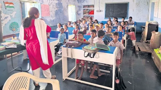 ఐదు తరగతులకు ఒకే టీచరు 