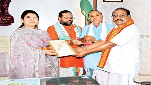 దసరా ఉత్సవాలకు కలెక్టర్‌కు ఆహ్వానం