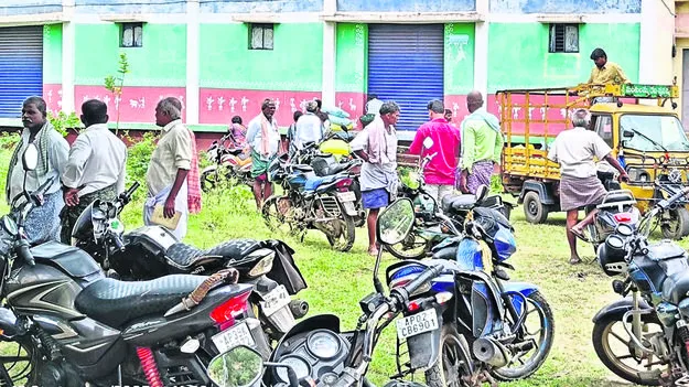 వేరే ఎరువు  కొంటేనే యూరియా..!