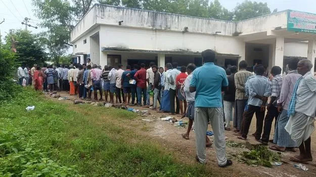 యూరియా కోసం రైతుల పడిగాపులు