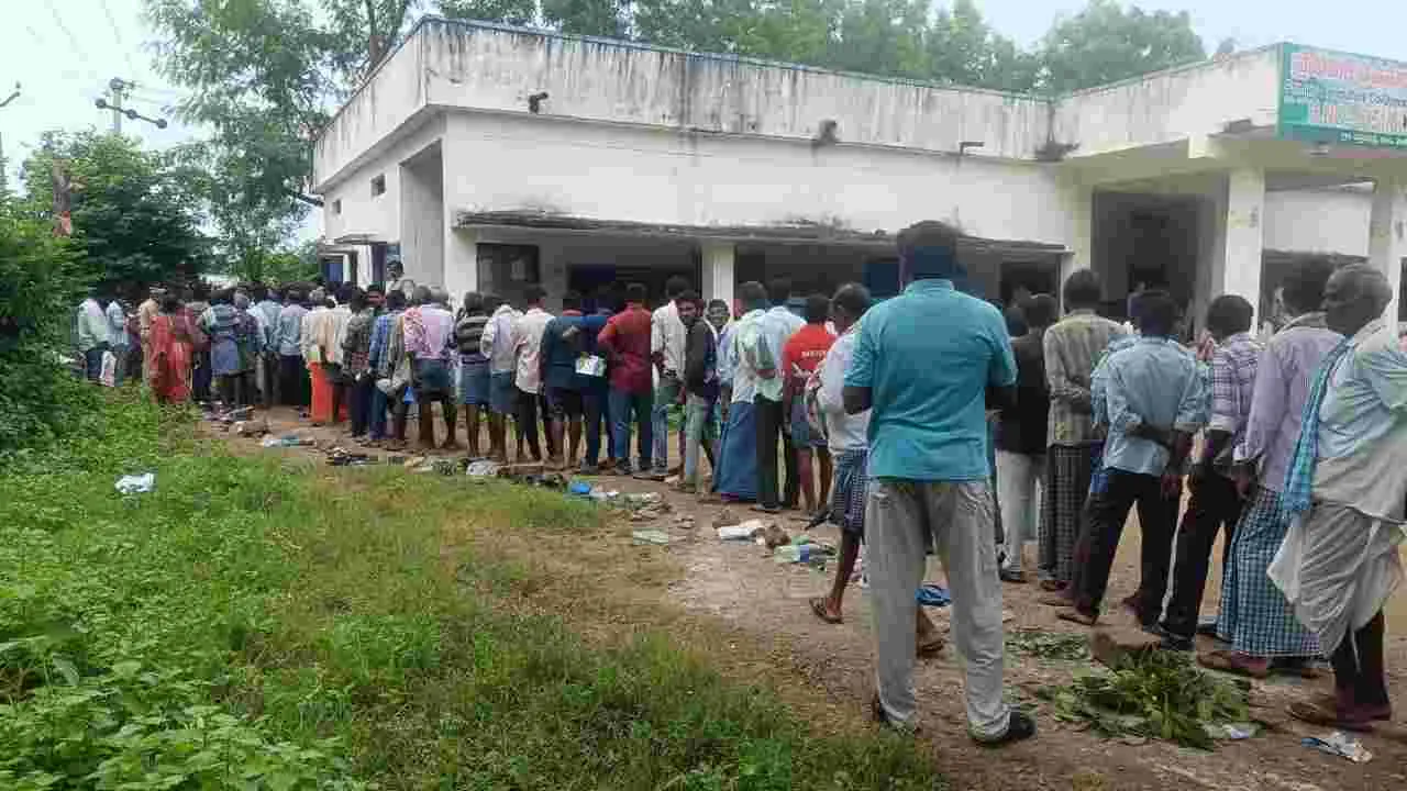 యూరియా కోసం రైతుల పడిగాపులు