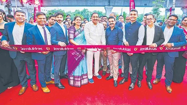 Joyalukkas Showroom: జువెలరీ రిటైలర్‌ జోయాలుక్కాస్‌