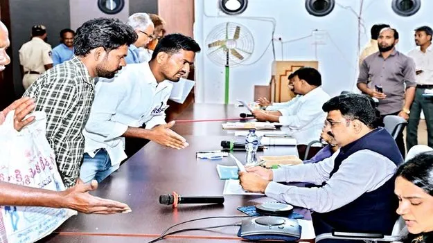 అర్జీలను గడువు లోపు పరిష్కరించాలి: కలెక్టర్‌