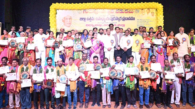 విద్యార్థులపట్ల వ్యక్తిగతంగా శ్రద్ధ చూపాలి 