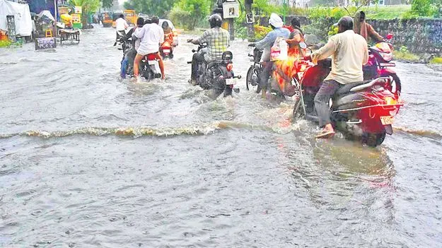 Severe Rains Cause Floods: పిడుగుపాటుకు ఐదుగురు మృతి