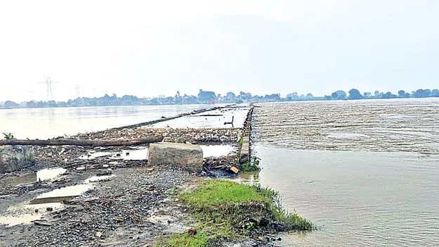 Heavy Rains Cause Flooding and Missing Persons: హైదరాబాద్‌లో కుండపోత
