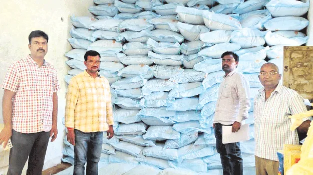 ఎరువుల దుకాణాల్లో విజిలెన్స్‌ తనిఖీలు