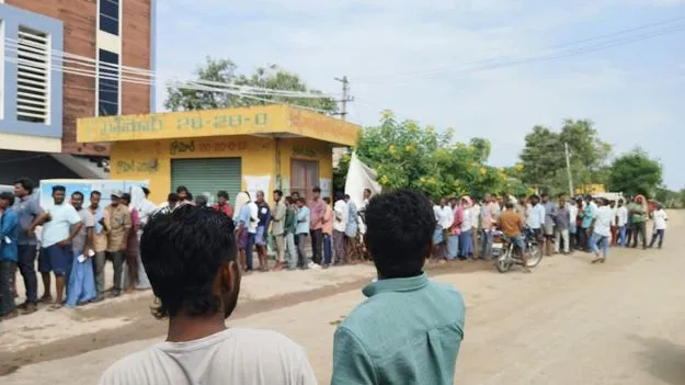 యూరియా కోసం రైతుల రాస్తారోకో