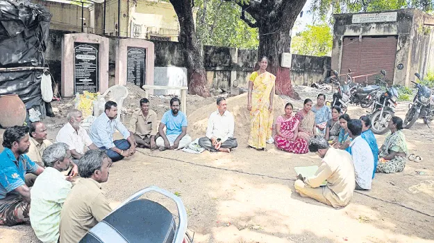 కార్మికులపై వేధింపులు ఆపాలి 