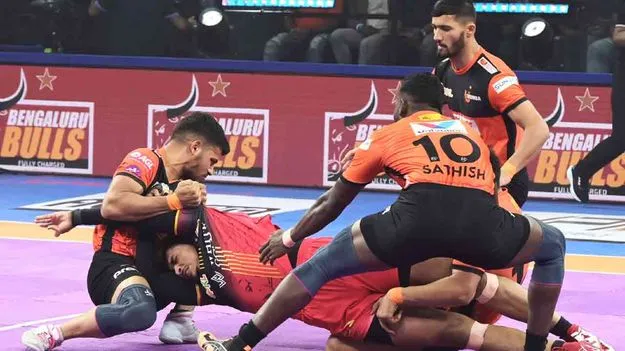 Pro Kabaddi League: యు ముంబా చేతిలో బుల్స్‌ చిత్తు