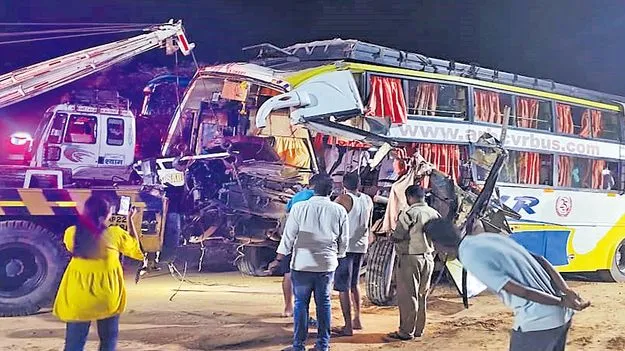 Volvo Bus Accident: లారీ-వోల్వో బస్సు ఢీకొని నలుగురి మృతి