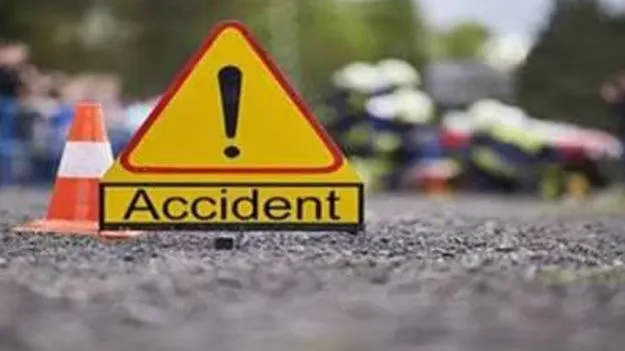 Highway Accident: బారికేడ్లను ఢీకొన్న బైకు.. ఇద్దరి మృతి
