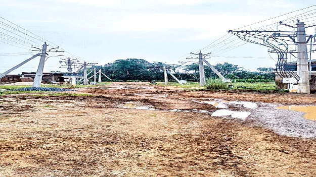 The path is difficult all the way. ‘దారి’ పొడవునా కష్టమే