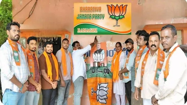 ప్రధాన మోదీ చిత్రపటానికి క్షీరాభిషేకం