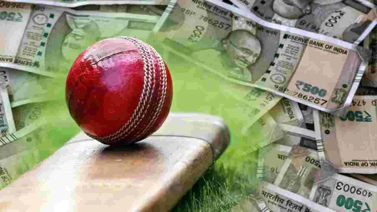Cricket Betting: బ్యాంకు బంగారం తాకట్టు పెట్టి క్రికెట్‌ బెట్టింగ్‌