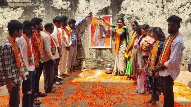 మోదీ చిత్రపటానికి క్షీరాభిషేకం
