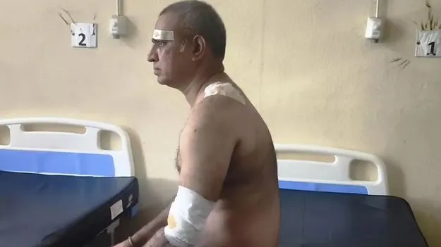 Student Attacks Professor with Knife: పరీక్షకు అనుమతించలేదని ప్రొఫెసర్‌పై కత్తితో దాడి