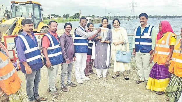 Ganesha idol immersion: 5 తులాల బంగారు గొలుసుతో విగ్రహ నిమజ్జనం! 