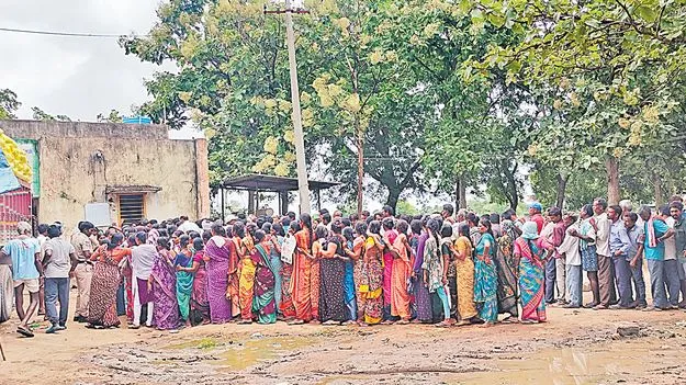 Farmers: యూరియా కోసం అవే కష్టాలు