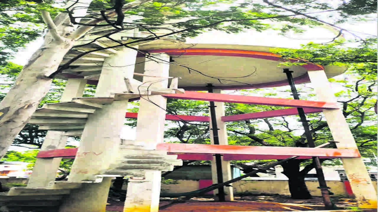 TANK: నిరుపయోగంగా నీటి ట్యాంకులు