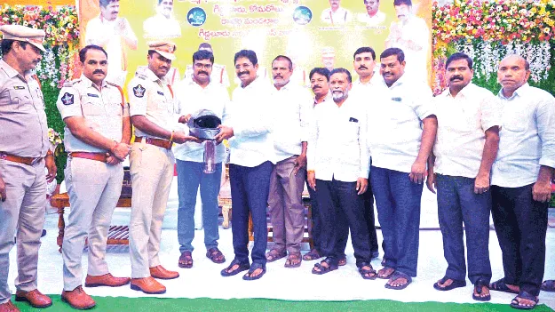 హెల్మెట్లు ధరించడం అందరి బాధ్యత
