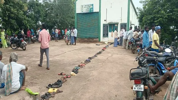 Peddapalli:   యూరియా కోసం రైతుల పాట్లు