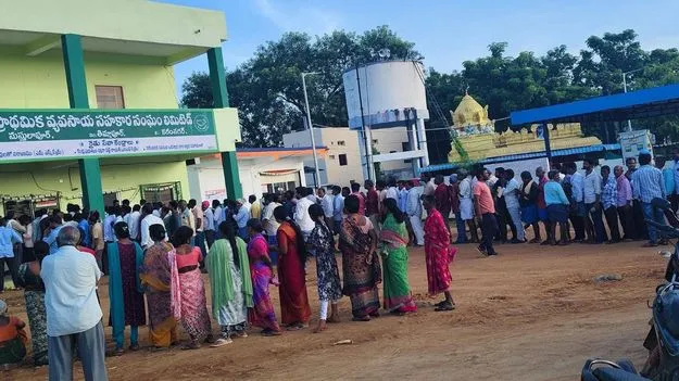  Karimnagar:   యూరియా కోసం రైతులు బారులు  