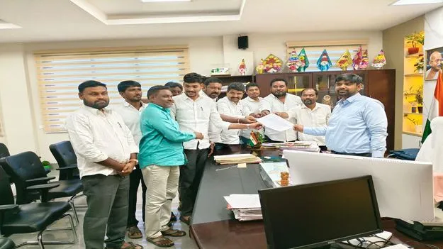 రైతులకు యూరియా అందేలా చూడండి