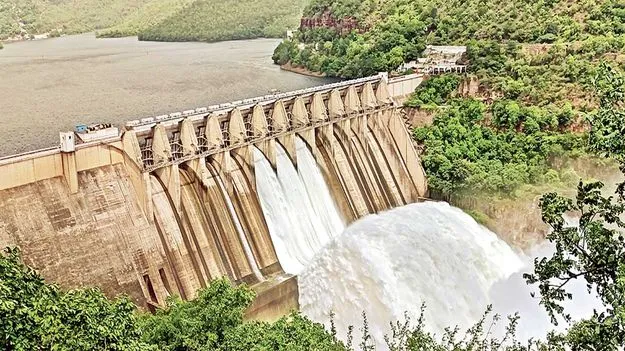 శ్రీశైలం డ్యాంకు తగ్గిన వరద