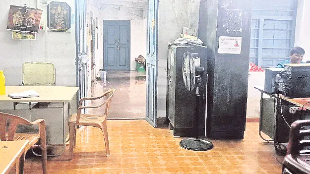 ఎంపీడీవో  కార్యాలయంలో వాన కష్టాలు 