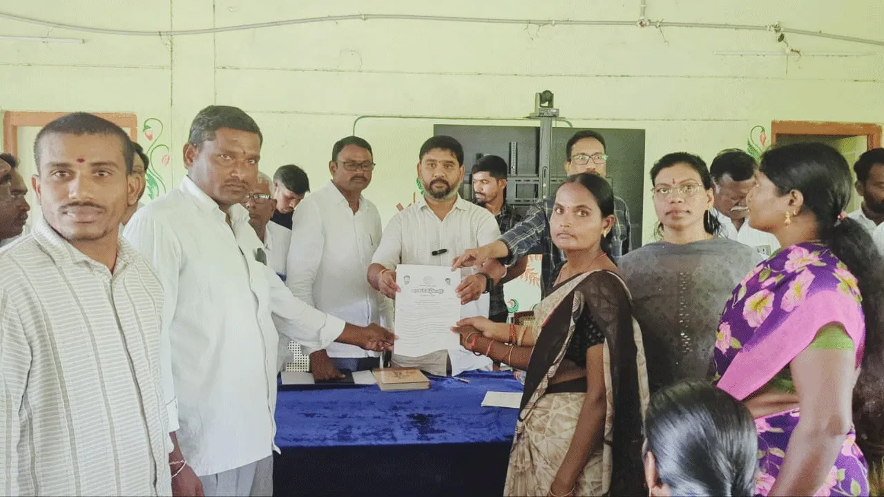 లబ్ధిదారులకు మంజూరు పత్రాల పంపిణీ