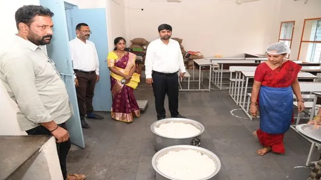 విద్యార్థులకు మెను ప్రకారం భోజనం అందించాలి