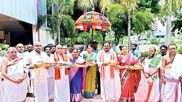 కాణిపాక వినాయకుడికి పట్టువస్త్రాల సమర్పణ