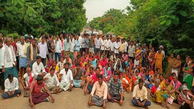 యూరియా కోసం రోడ్డెక్కిన రైతులు