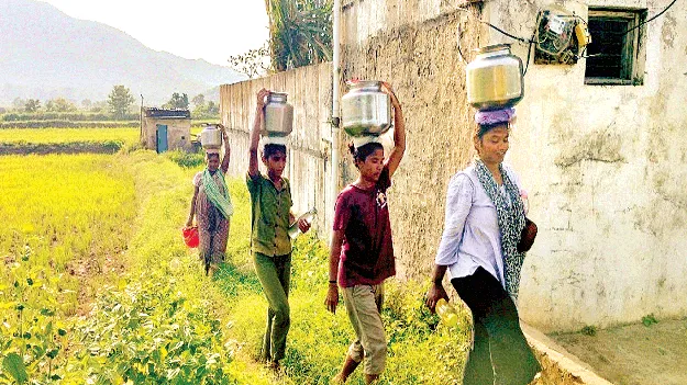 పైపులైన్లు లీకై.. బురద నీరు కలిసి