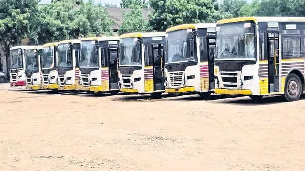 జేఎన్‌ఎన్‌యూఆర్‌ఎం బస్సులకు తాత్కాలిక బ్రేక్‌