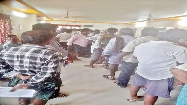 కోరుకొండలో యూరియాకు తోపులాట