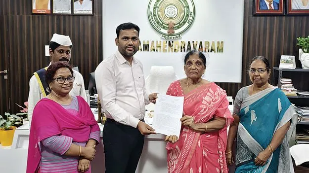 కుమారుడు మోసగిస్తే.. అధికారులు ఆదుకున్నారు