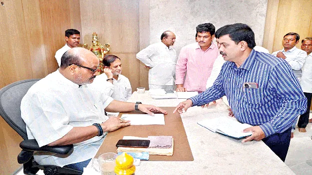 అనర్హులకు ఇళ్ల పట్టాలు ఇచ్చారు