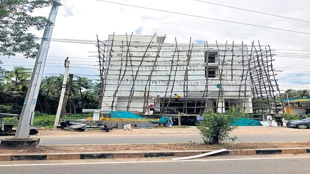 నిబంధనలకు పాతర.. నిర్మాణాల జాతర