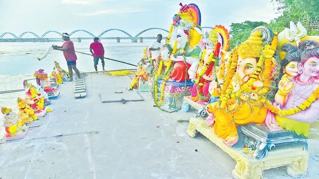 గణేశ్‌కు వీడ్కోలు