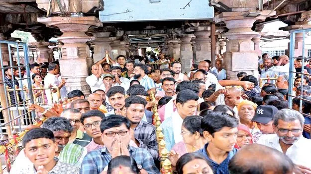 భక్తులతో శ్రీశైలం కిటకిట