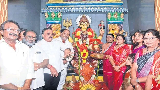 నూకాంబిక సన్నిధిలో హోం మంత్రి