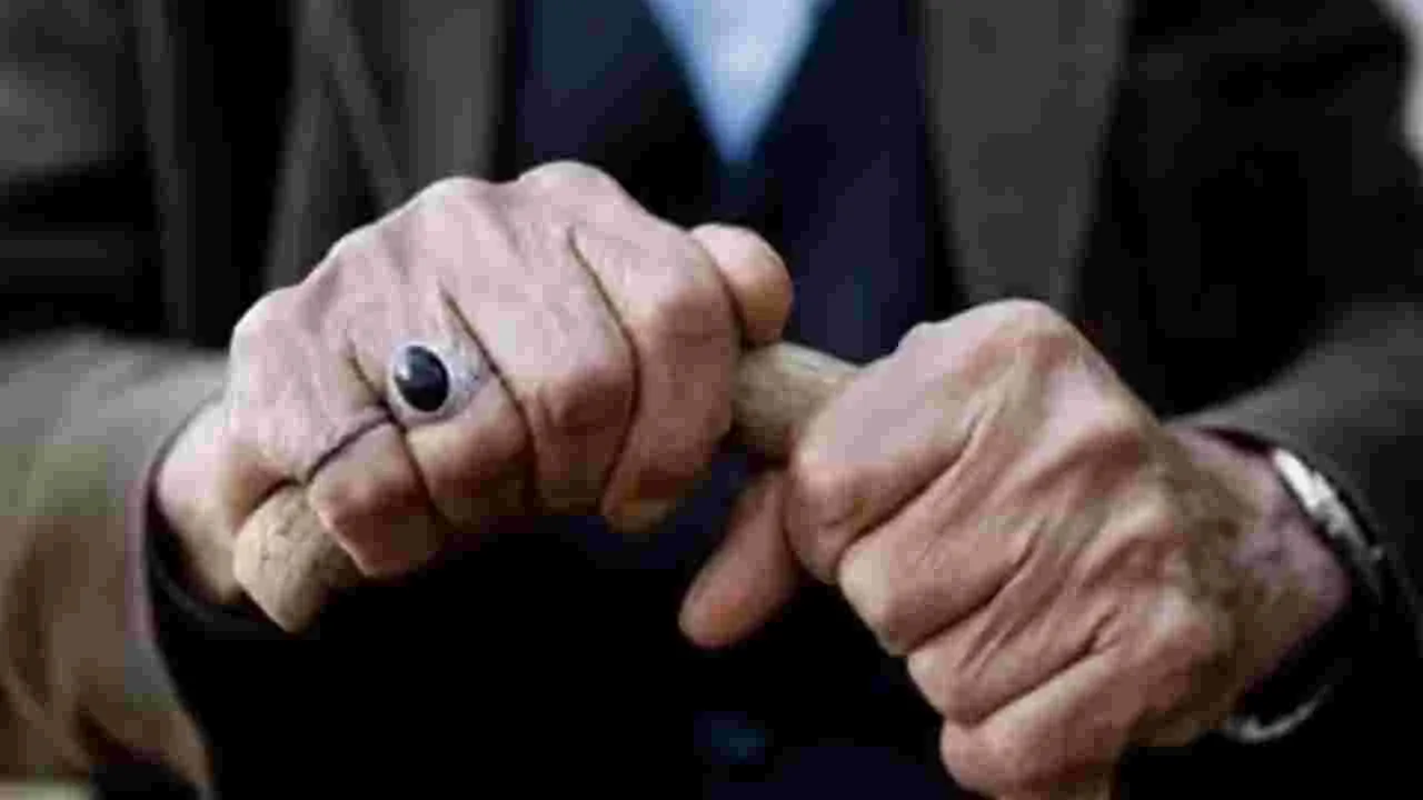 Vikarabad: కొడుకులు పట్టించుకోవడంలేదని కలెక్టర్‌ను ఆశ్రయించిన తండ్రి